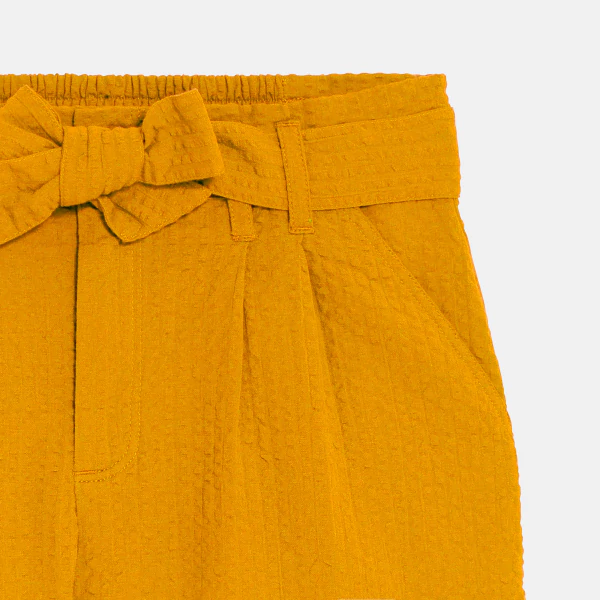 Short uni ceinturé jaune Fille