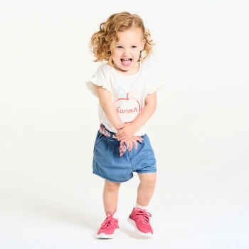 Short en denim léger bleu ceinture fraises bébé fille