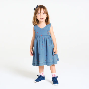 Robe croisée denim fraises bleu bébé fille